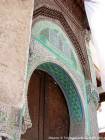 Arquitectura y motivos decorativos típicos de una entrada, Medina, Fez, Marruecos.