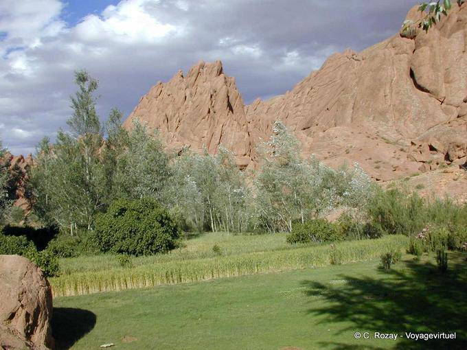 Gargantas del Dades, contraste Marruecos - Marruecos