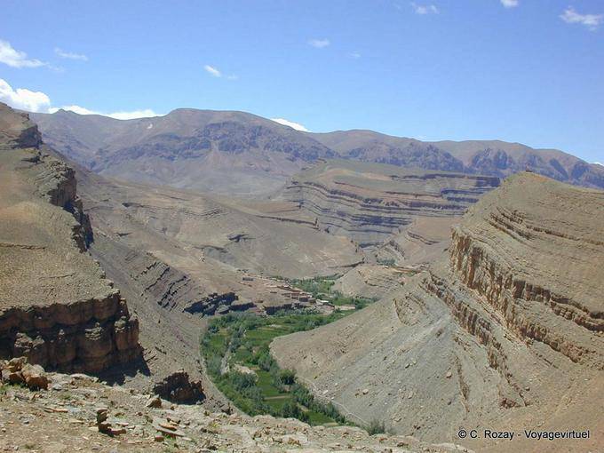 Gargantas del Dades, el valle verde en el hueco de las montañas del Atlas - Marruecos