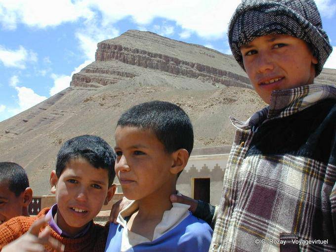 Niños de las montañas, la escuela Msemrir, gargantas del Dades - Marruecos