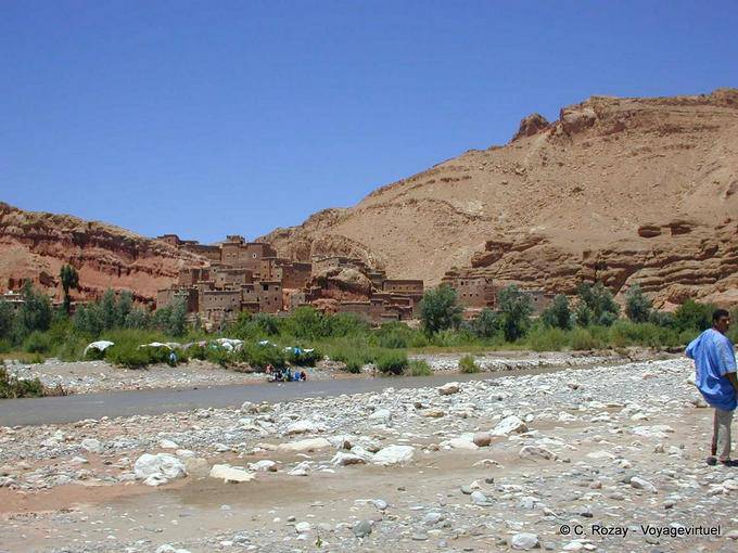 Casas tradicionales bereberes en el paisaje, Valle de las Rosas - Marruecos