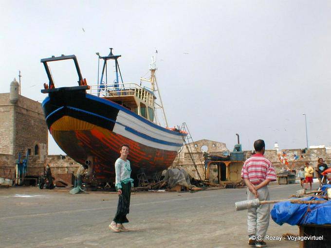 El barco pesquero de madera en el dique seco en el muelle, Essaouira - Marruecos