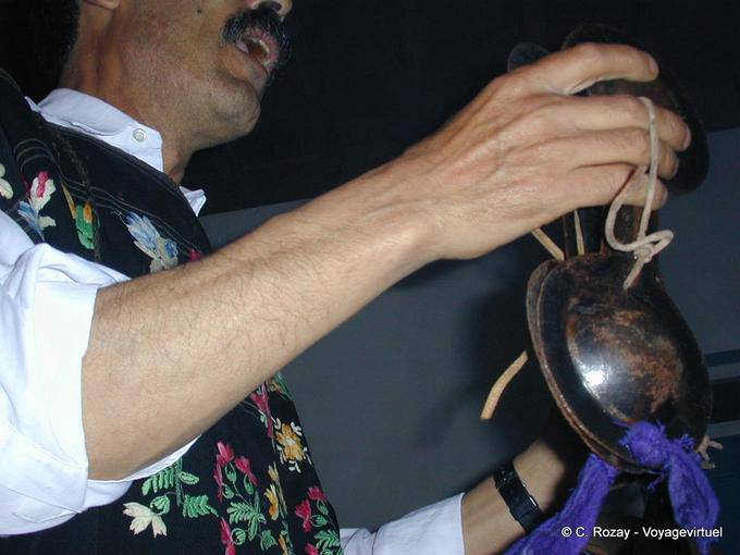 Serpientes de cascabel o qraqechs de bailarines Gnawa, Essaouira metal - Marruecos