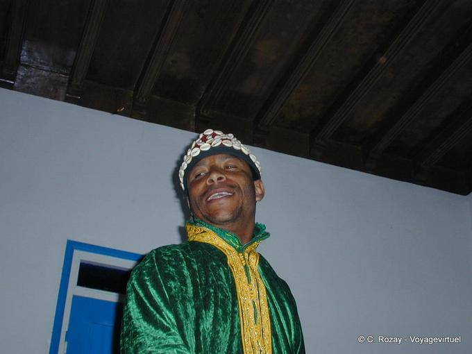 Sonrisa de quien juega qraqechs Gnaouas Dar Kenavo - Marruecos