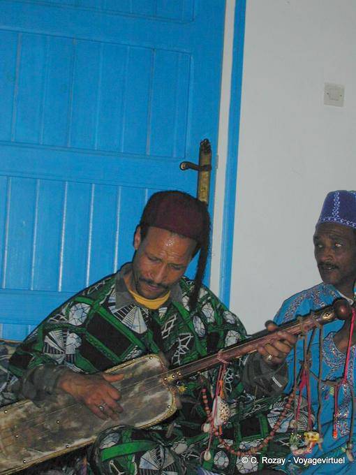 Gnaoua jugar en un instrumento guembri Maalem Dar Kenavo - Marruecos