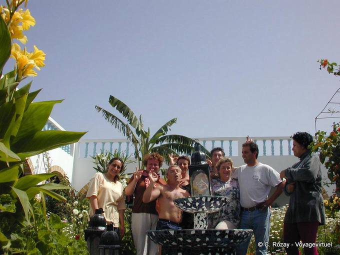 Los inversores institucionales y el equipo de la casa de huéspedes Dar Kenavo - Marruecos