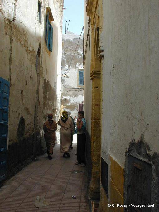 El paso en un callejón de la Medina, Essaouira - Marruecos