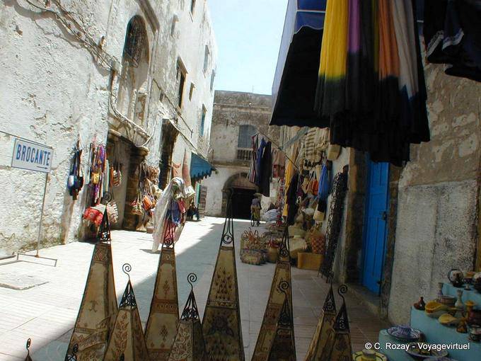 Artículos de Bazar expuestos en la calle, sólo para los turistas, Essaouira - Marruecos
