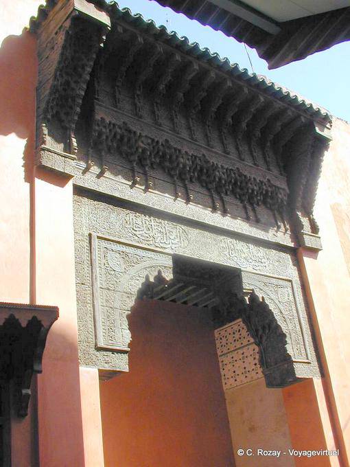 Por encima de una entrada a la madraza de Ben Youssef, Marrakech - Marruecos