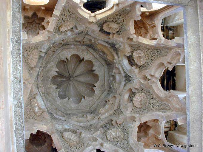 Decoración floral de la cúpula de la Kubba almorávide Ba'adiyin, Marrakech - Marruecos