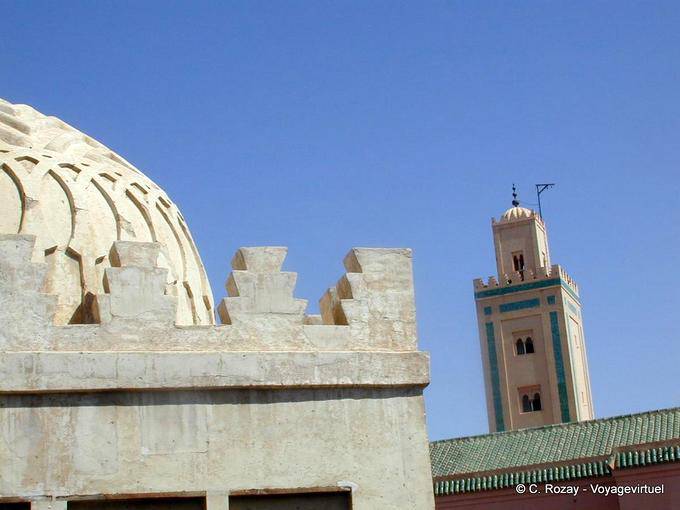 Almenas y parte de la cúpula exterior Ba'adiyin Kubba, Marrakech - Marruecos