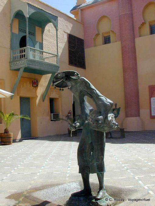 Estatua de un portador de agua, el Museo de Marrakech - Marruecos