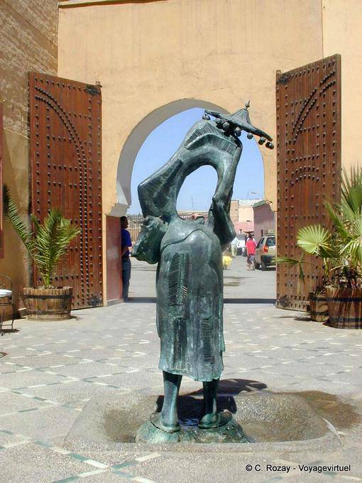 Puerta y bronce tradicional aguador, Dar M'nebhi, Museo de Marrakech - Marruecos