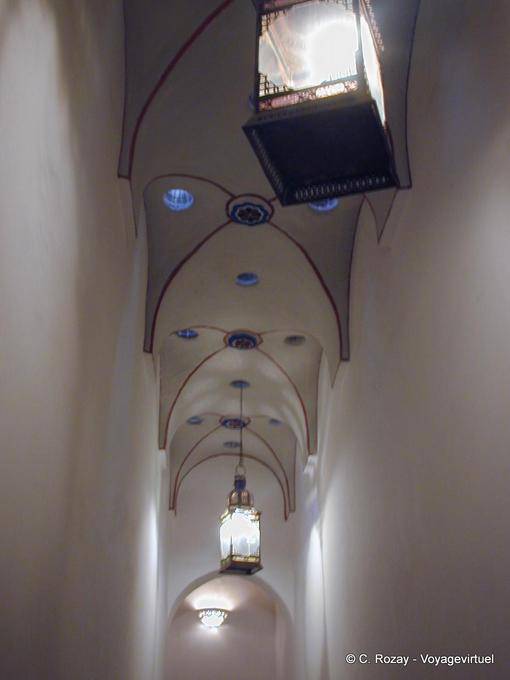 Iluminación de la bóveda de un corredor del hammam, Museo de Marrakech - Marruecos