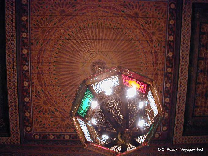 Techo de una sala de la Fundación Omar Benjelloun, Dar M'nebhi Palace, Marrakech - Marruecos