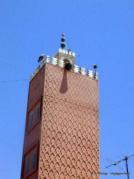 Cigüeñas encaramados en el minarete de la zoco, Marrakech - Marruecos