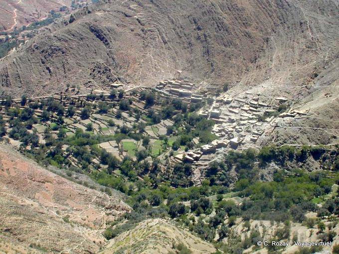 Pueblo en un hueco de la montaña, sobre el Test Tizi'n - Marruecos
