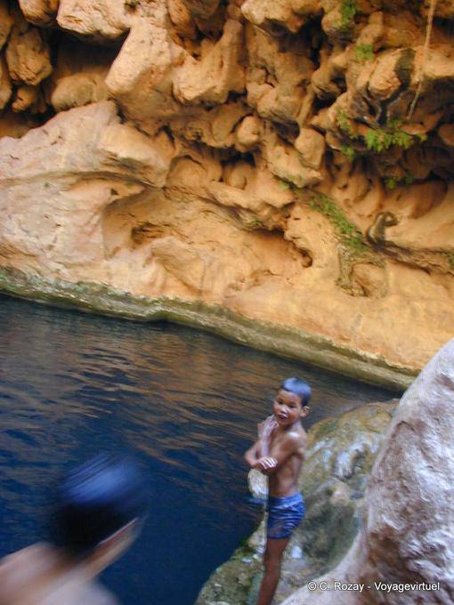 Nadar en el lecho de las Cascadas de Imouzzer - Marruecos