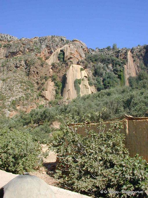 El velo de la cascada de la novia en seco de Imouzzer des Ida Outanane - Marruecos