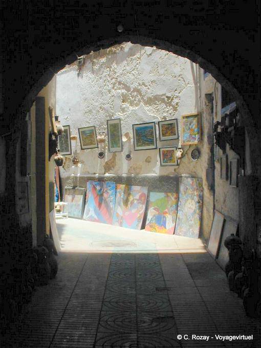 Exposición sobre las paredes de una calle, medina de Essaouira - Marruecos