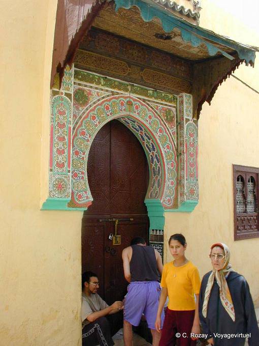 En los escalones de la puerta decoradas, Meknes - Marruecos