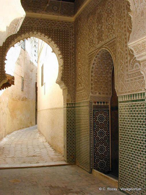 Ornamentación de estuco y azulejos marroquíes en un callejón en Meknes - Marruecos
