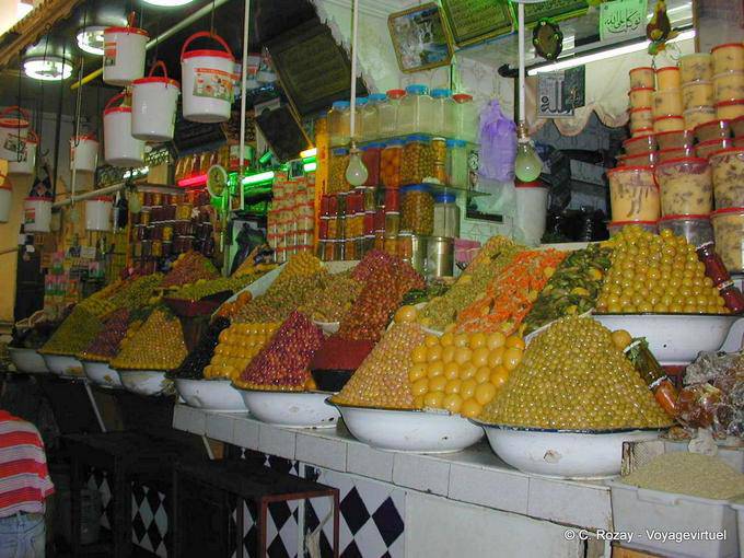 Meknes, vituallas pirámides en el mercado Lalla Aouda - Marruecos