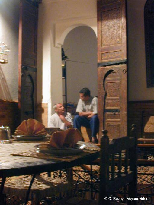 Discusión después de la comida del restaurante Riad Meknes - Marruecos