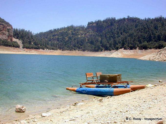 Bote a pedales en el lago Aguelmame Aziza - Marruecos