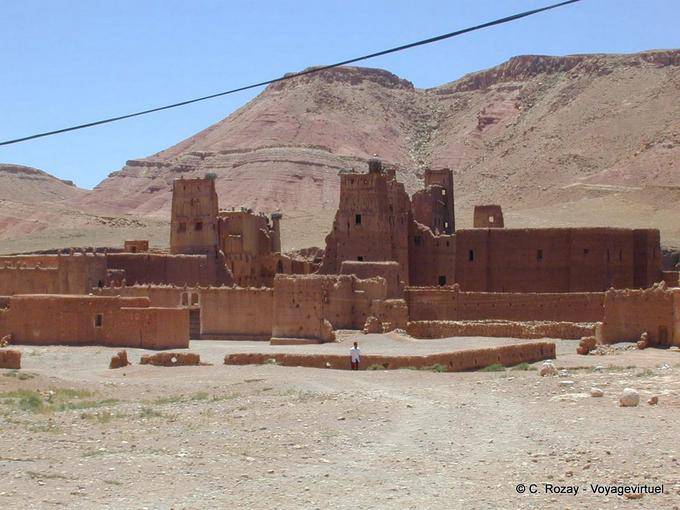 Un kasbah no renovada entre Tamgart (Tamdakhte) y Wawesmant - Marruecos