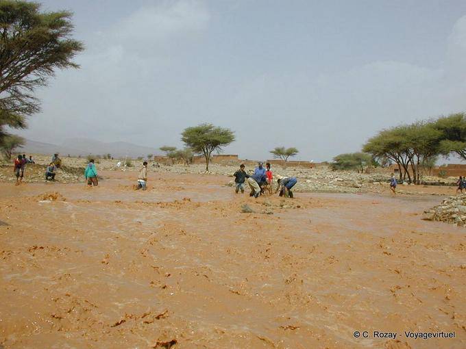 Carretera N9 invadida por el río en las inundaciones, entre Ouarzazate y Zagora - Marruecos