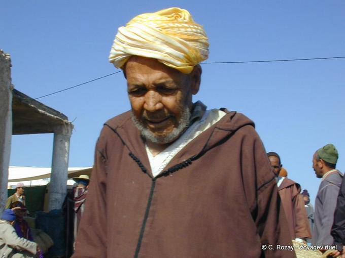 Hombre en el mercado bereber, a Essaouira - Marruecos