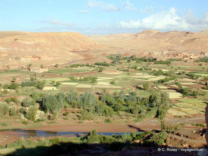 Valle Hermoso cultivada y ksours en medio del Atlas, cerca de Ouarzazate - Marruecos