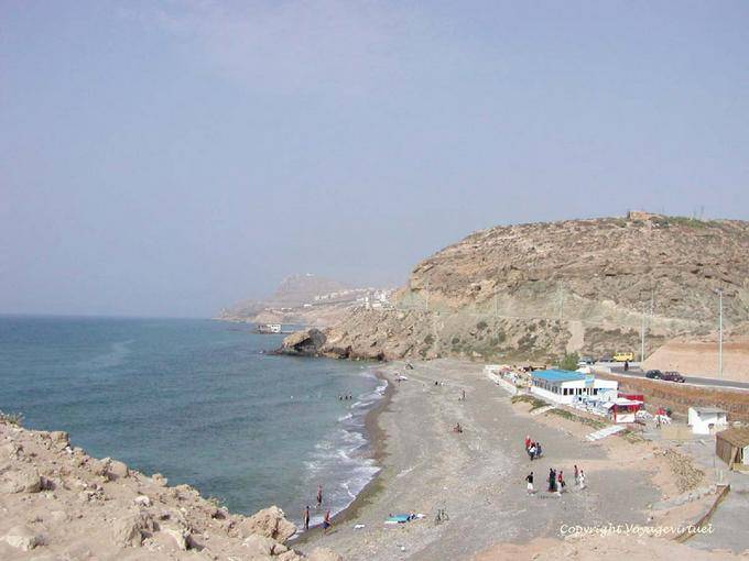La arena y la playa de guijarros Thara Youssef, Al Hoceima a - Marruecos