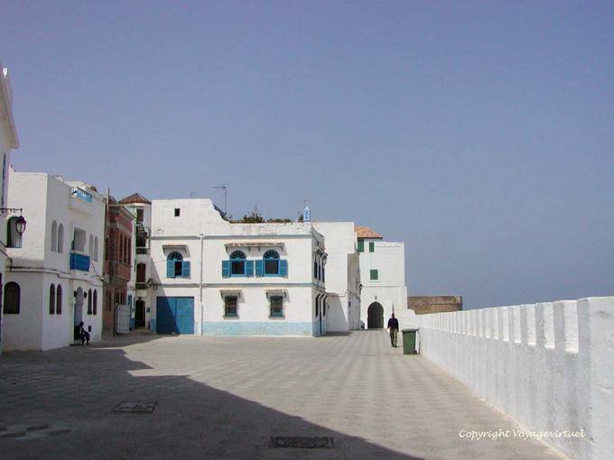 Almenas y la plaza, frente al mar hacia el Palacio Raissoni, Asilah - Marruecos