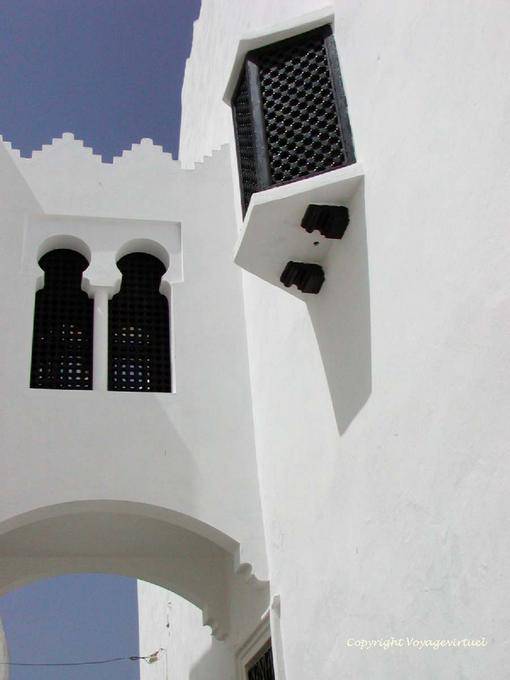 Un pasaje y unas ventanas de celosía, Medina Asilah - Marruecos