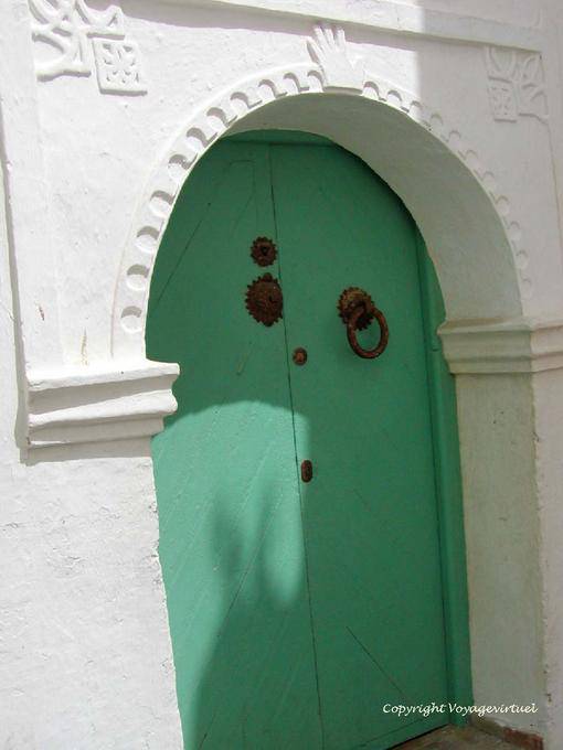 Una puerta verde con una mano de Fatma, Asilah - Marruecos