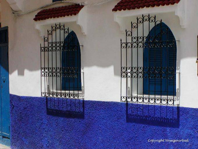 Sombra de hierro forjado y los colores en la medina, Asilah - Marruecos
