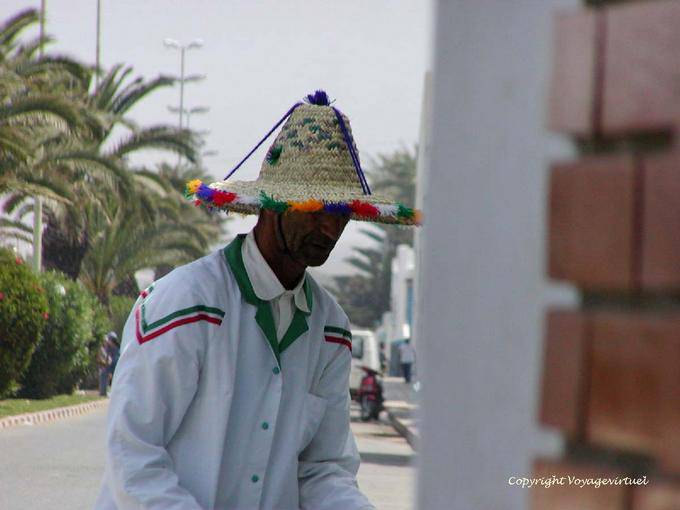 Sombrero con pompones multicolores Rif, Asilah - Marruecos