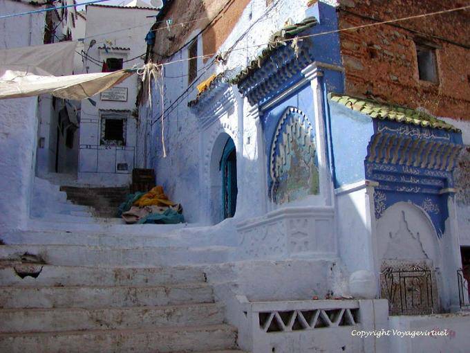 Un doble fuente en la esquina de una calle, Chefchaouen - Marruecos