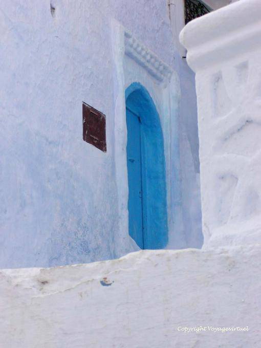 Paredes luz azulada y puerta, Chefchaouen - Marruecos
