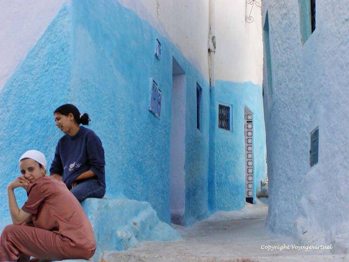 Chefchaouen, las mujeres jóvenes en la esquina de la calle - Marruecos