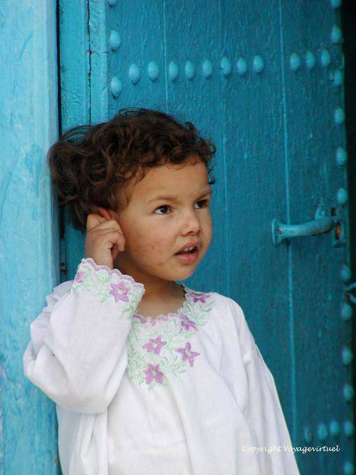 Un niño en una puerta, Chefchaouen - Marruecos