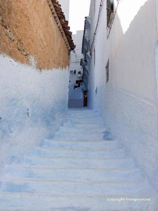 Los pasos azules de una calle empinada, Chefchaouen - Marruecos