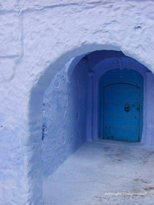 Azul en la entrada azul y típica, Chefchaouen - Marruecos