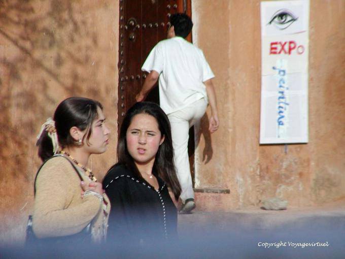 Las mujeres jóvenes en frente de la galería Saida al-Hurra, Chefchaouen - Marruecos