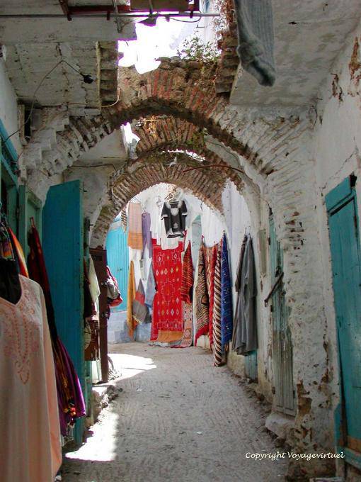 Arcade Callejón en el zoco, Medina, Chefchaouen - Marruecos