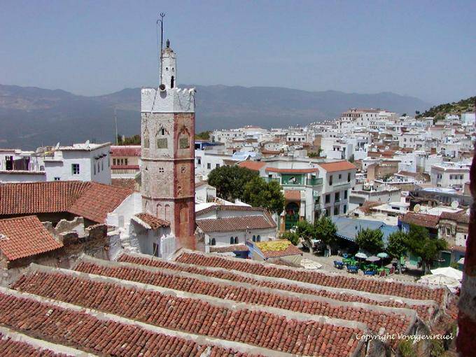 Tejados y el minarete de la mezquita de El Masjid El Aadam, Chefchaouen - Marruecos