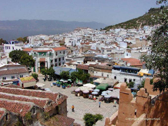 Panorama en una plaza y la ciudad desde la torre de la Kasbah, Chefchaouen - Marruecos