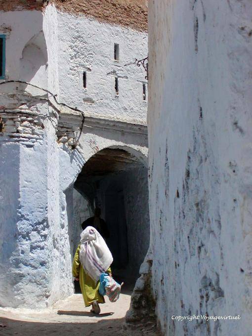 Las mujeres en el vestido tradicional visión posterior, Chefchaouen - Marruecos